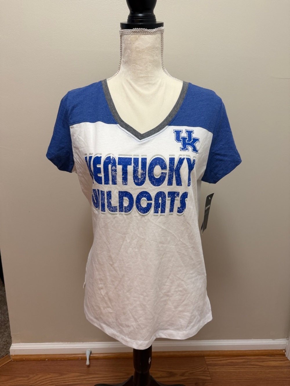 Kentucky Wildcats V-Neck Short Sleeve Tee in Blue and White